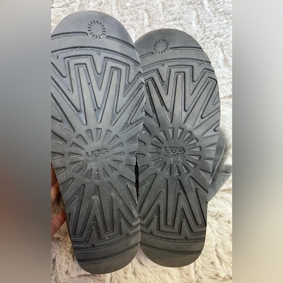 UGG Bailey Button Suede Gray Color Boots 
Warm Cozy Stylish 
Women’s Size 8 - Picture 9 of 9